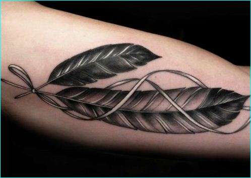 Tatuaje de dos plumas unidas con una cinta
