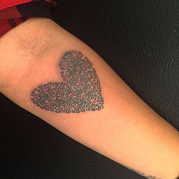 Tatuaje de corazón en antebrazo