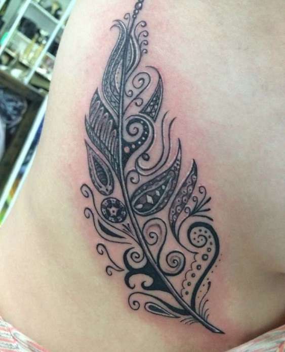 Tatuaje de pluma en blanco y negro