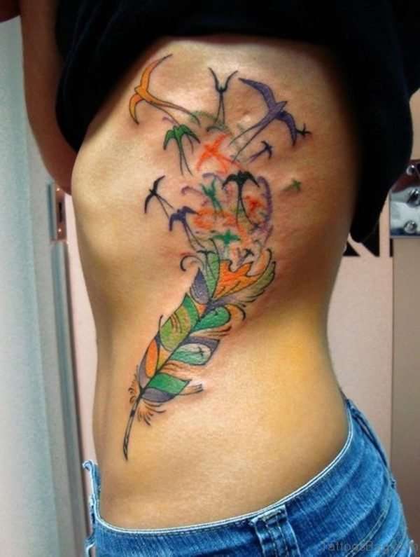 Tatuaje de pluma multicolor con aves