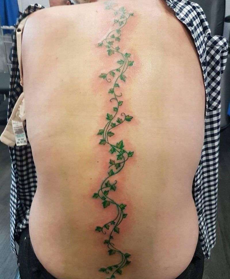Tatuaje en la columna vertebral: enredadera