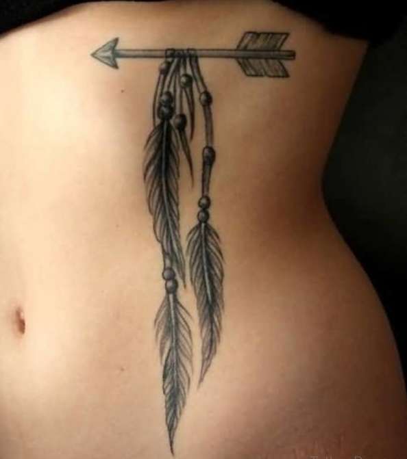 Tatuaje de plumas y flecha
