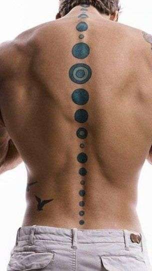Tatuaje en la columna vertebral: círculos