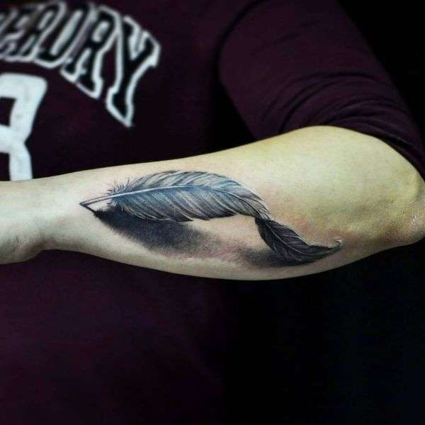 Tatuaje de pluma en tres dimensiones