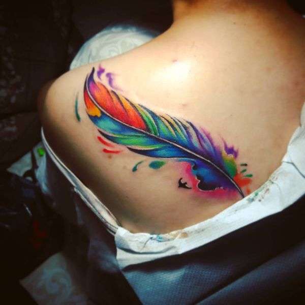 Tatuaje de pluma multicolor