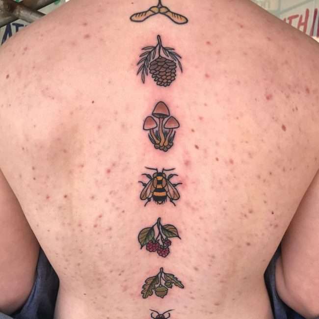 Tatuaje en la columna vertebral: abeja, hongos, frutos
