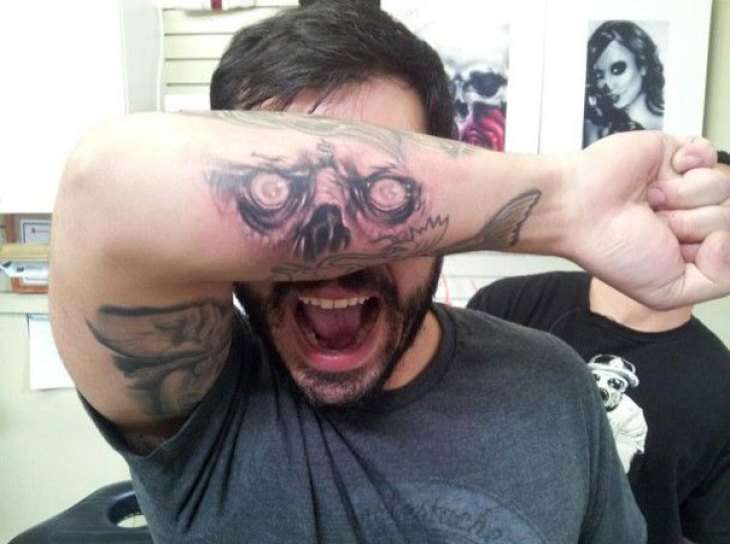 Funny tattoos: skull eyes