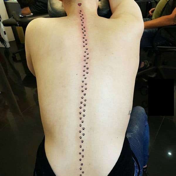 Tatuaje en la columna vertebral: huellas de mascotas