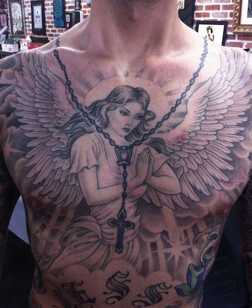 Tatuaje de ángel en el pecho