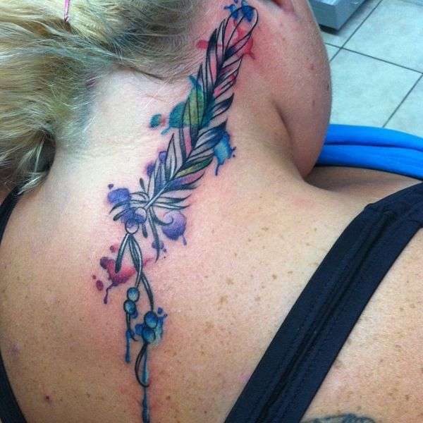 Tatuaje de pluma en la nuca