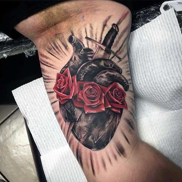 Tatuaje de corazón y rosas
