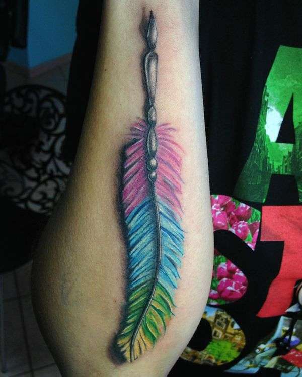 Tatuaje de pluma en varios colores