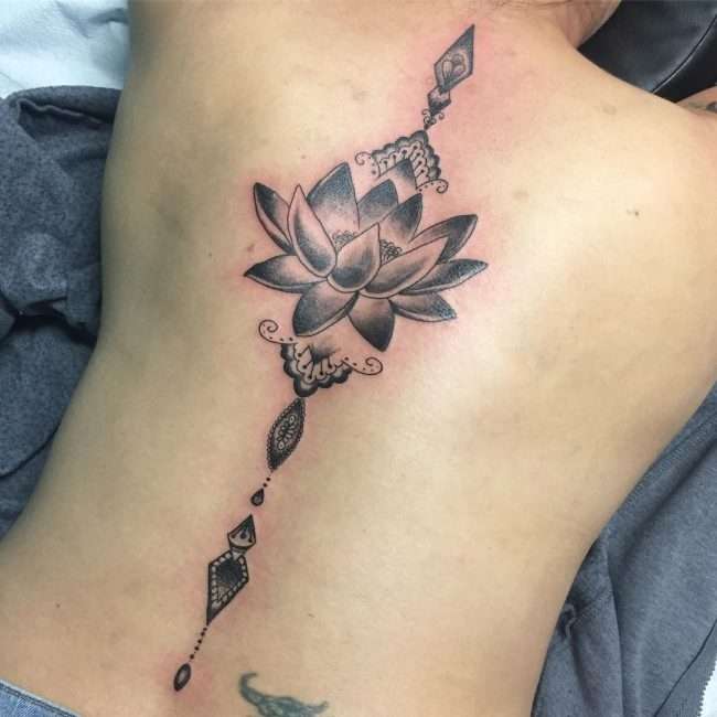 Tatuaje en la columna vertebral: flor de loto