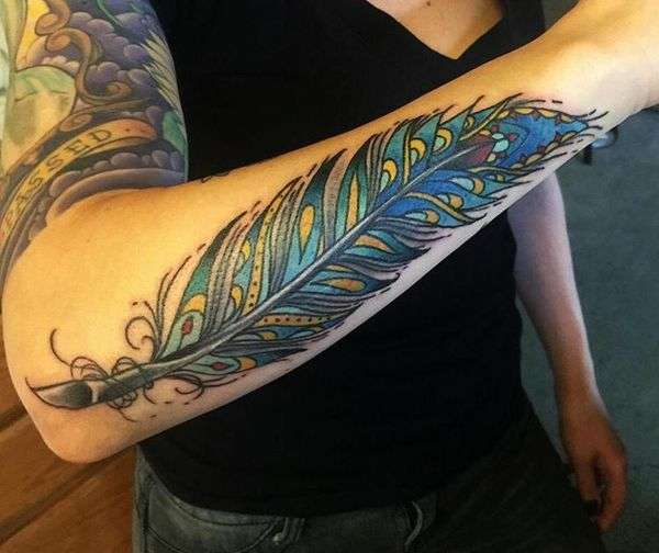 Tatuaje de pluma en antebrazo