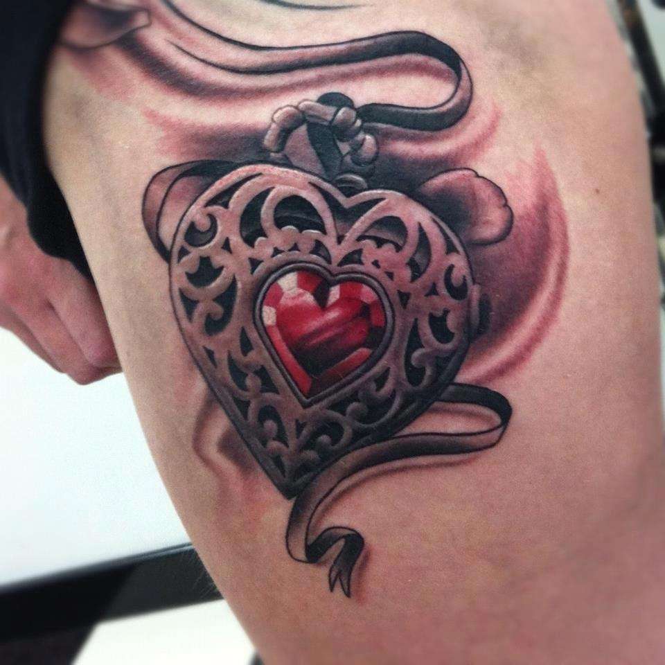 Tatuaje de relicario con forma de corazón