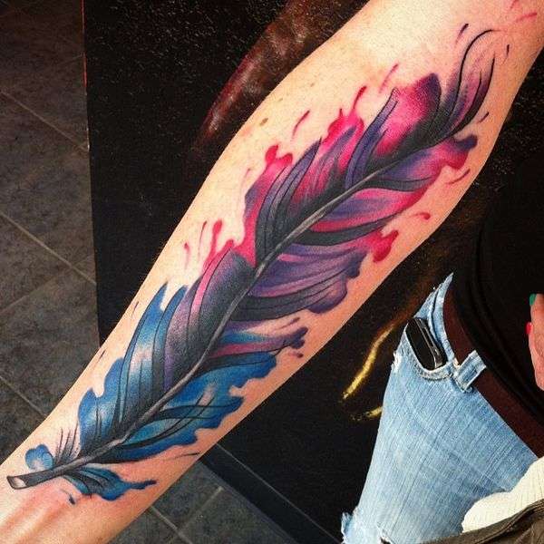 Tatuaje de pluma en antebrazo