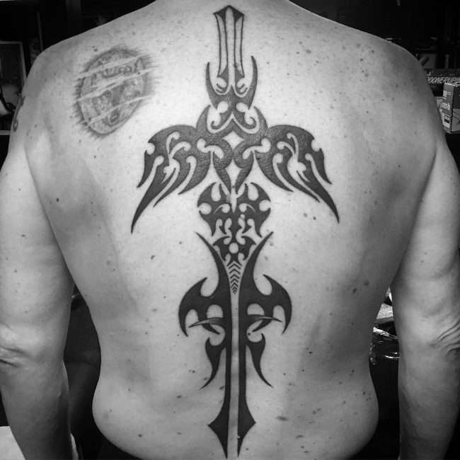 Tatuaje en la columna vertebral: espada tribal