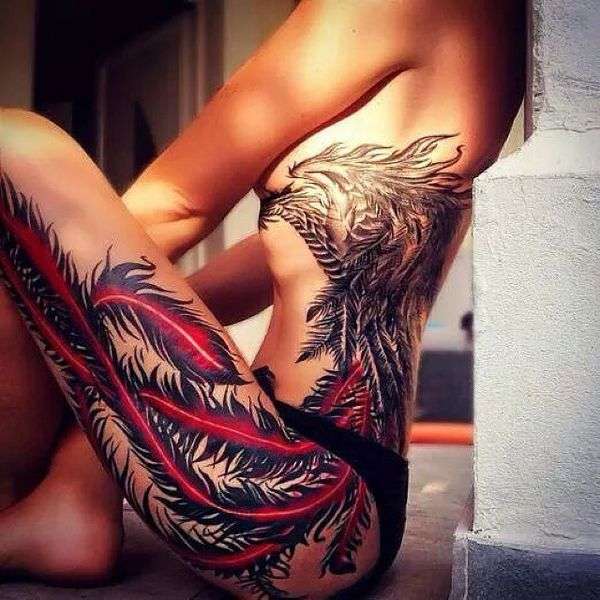 Tatuaje grande de plumas