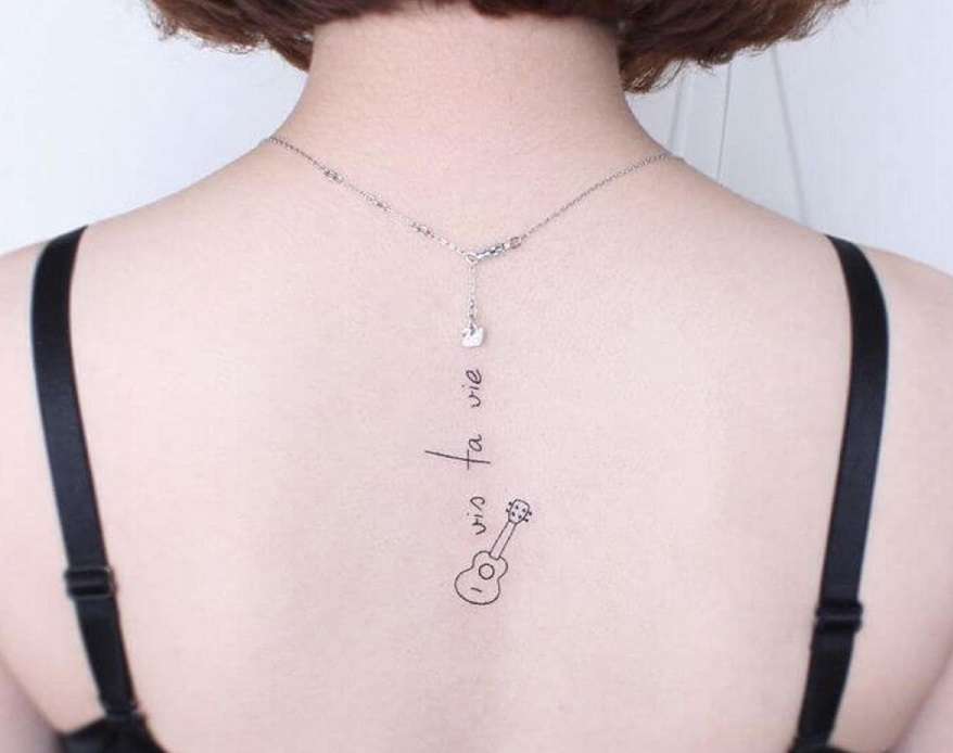 Tatuaje en la columna vertebral: Vis Ta vie