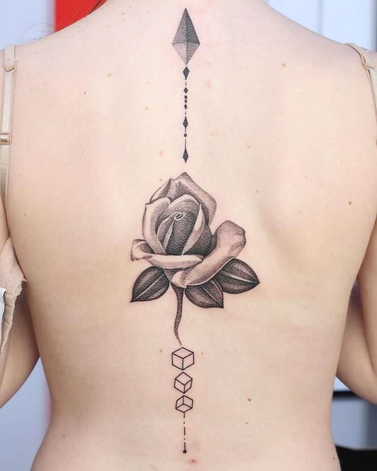 Tatuaje en la columna vertebral: rosa en puntillismo