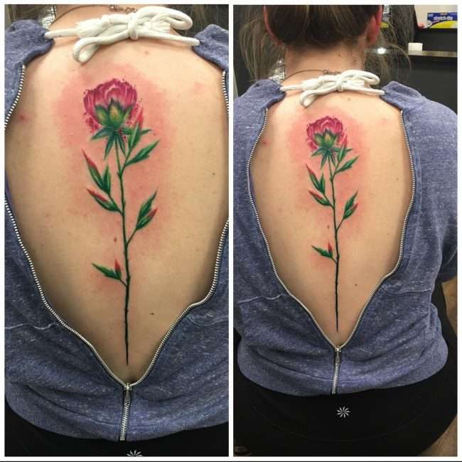 Tatuaje en la columna vertebral: flor