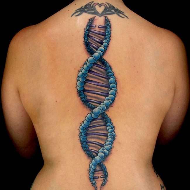 Tatuaje en la columna vertebral: hebra de ADN