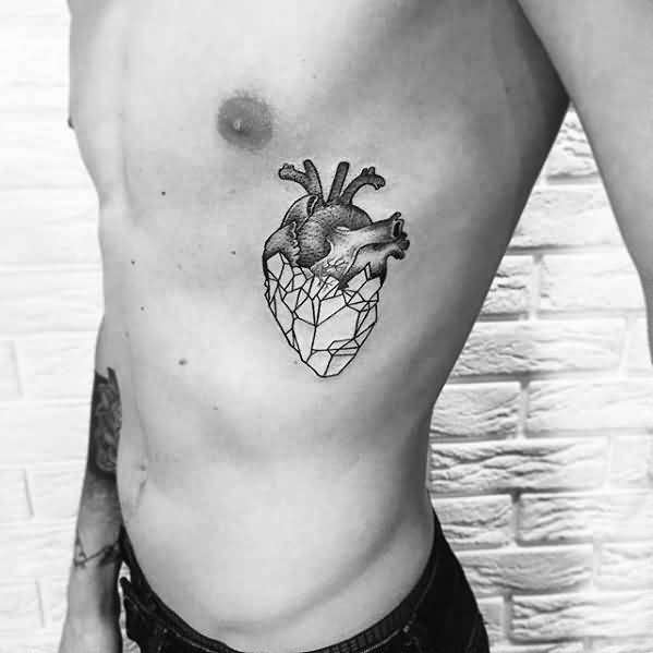 Tatuaje de corazón en las costillas