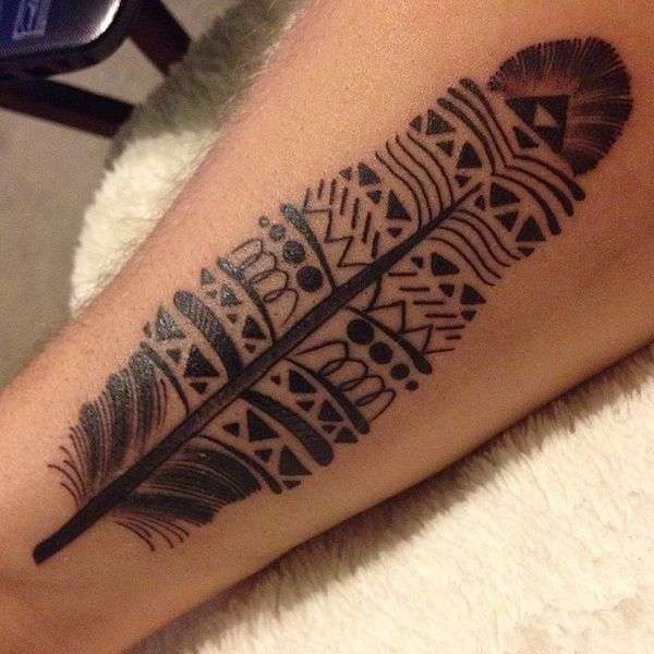 Tatuaje de pluma con diseños