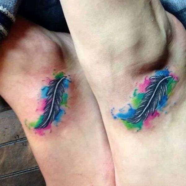 Tatuaje de pluma en pareja