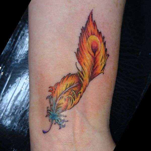 Tatuaje de pluma de Ave Fénix