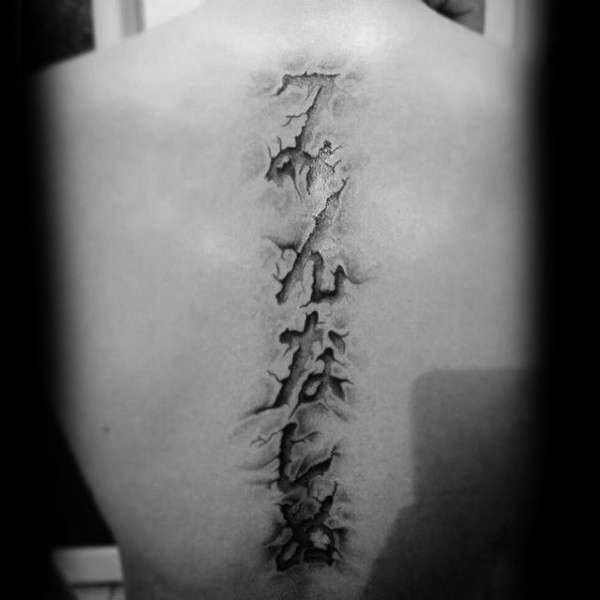 Tatuaje en la columna vertebral: letras 3D
