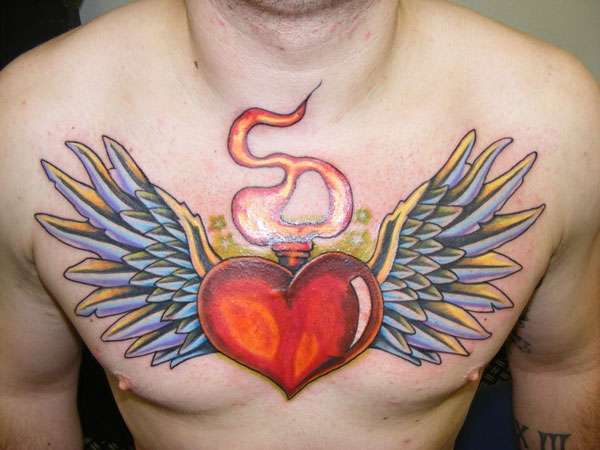 Tatuaje de corazón con alas
