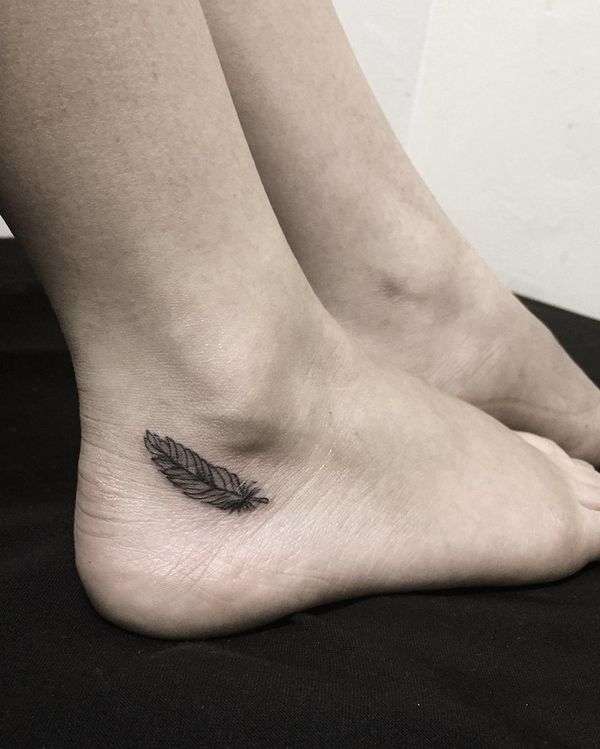 Tatuaje de pluma pequeña en el pie