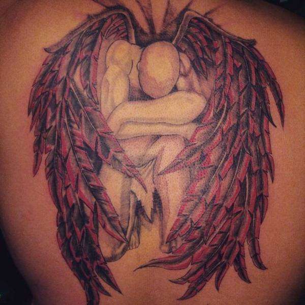 Tatuaje de ángel caído de alas rojas