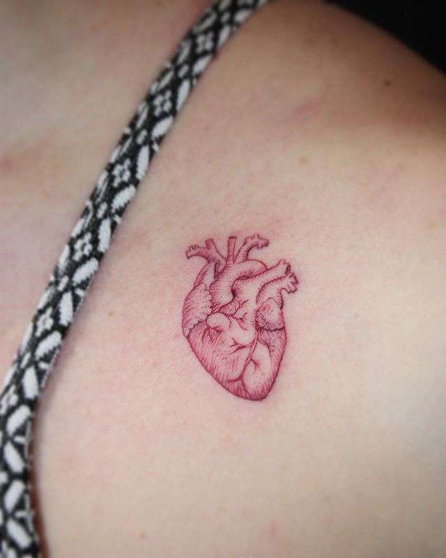 Tatuaje de corazón en color rojo