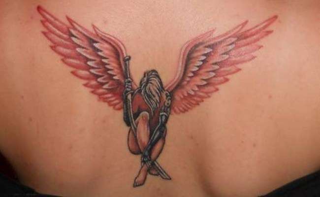 Tatuaje de ángel guerrero de alas rojas