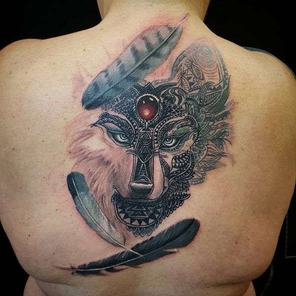 Tatuaje de plumas y lobo