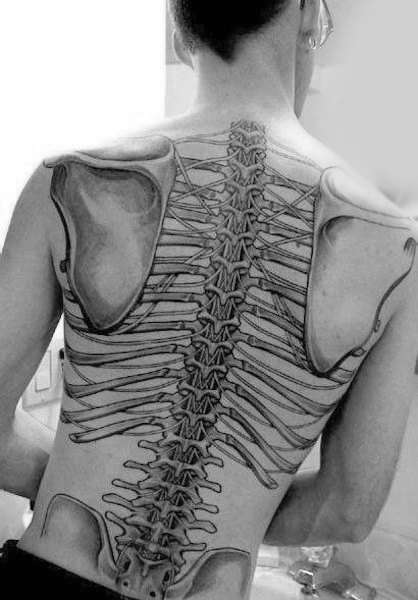 Tatuaje en la columna vertebral: vértebras, omóplatos y sacro