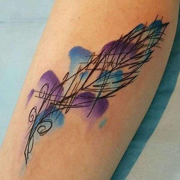 Tatuaje de pluma tipo bosquejo