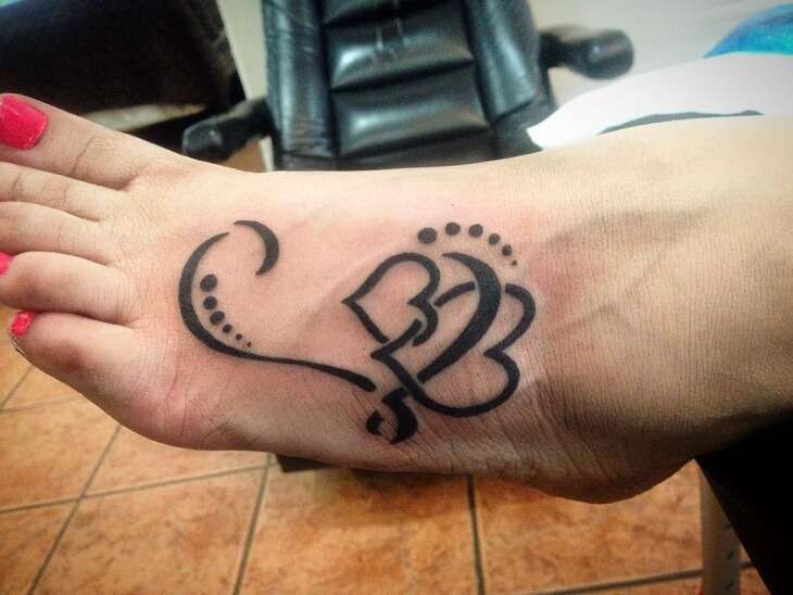 Tatuaje de corazones en el pie