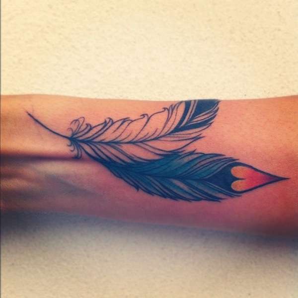 Tatuaje de dos plumas