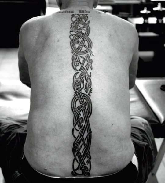 Tatuaje tribal en la columna vertebral
