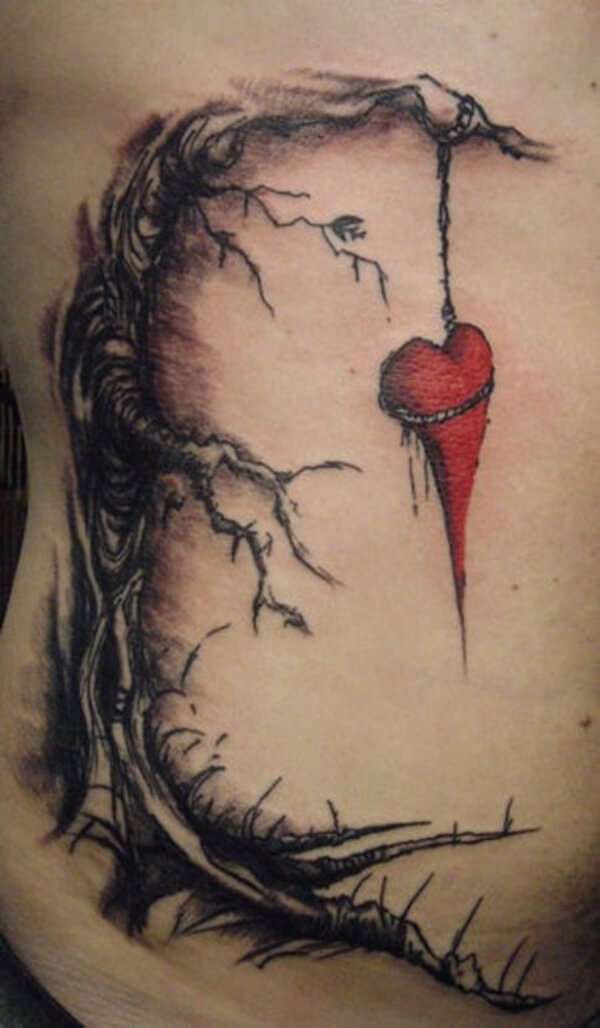 Tatuaje de corazón colgado de un árbol