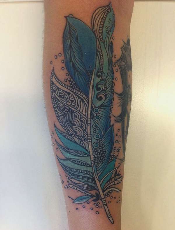 Tatuaje de pluma en color azul claro