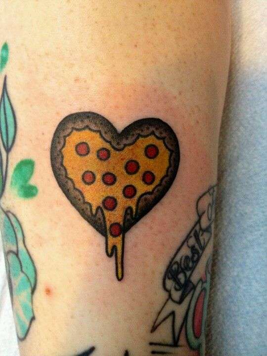 Tatuaje de corazón de pizza