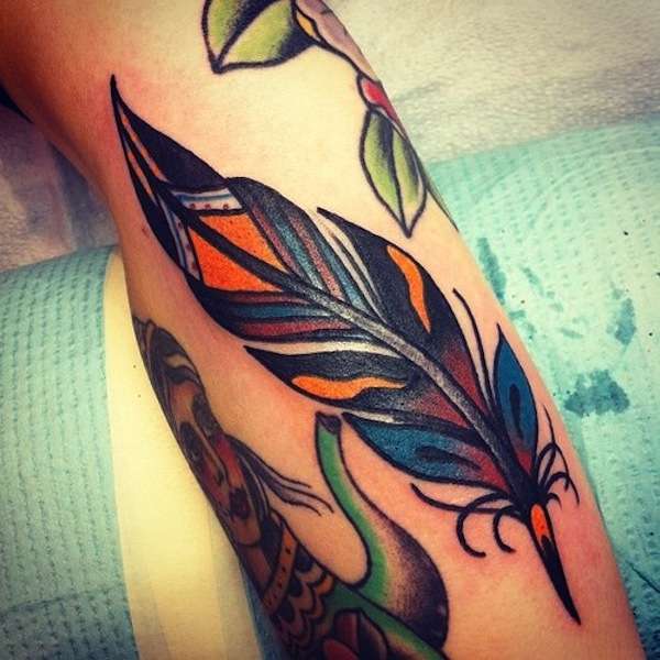 Tatuaje de pluma estilo tradicional
