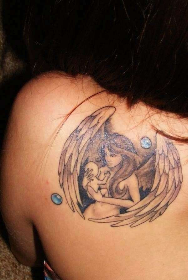 Tatuaje de ángel y bebé