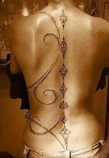 Tatuaje en la columna vertebral: estilo hindú