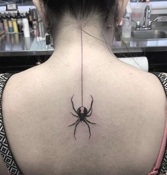 Tatuaje en la columna vertebral, araña viuda negra