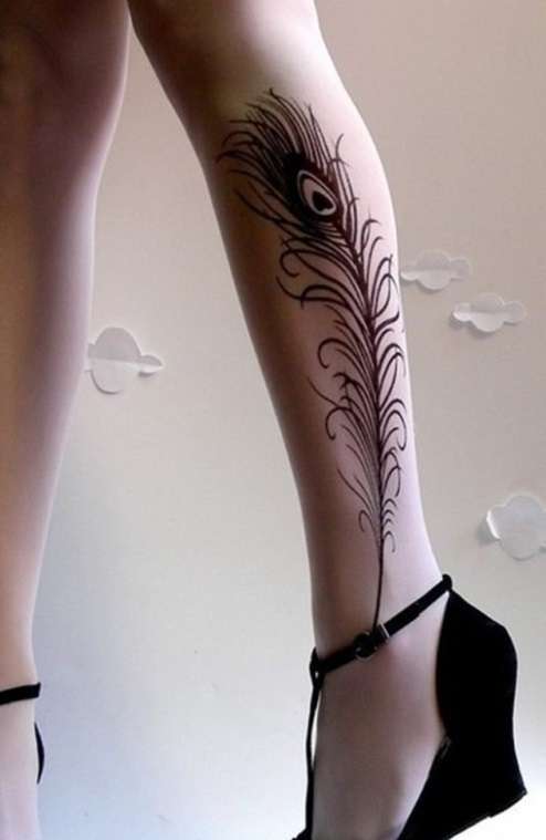 Tatuaje de pluma en la pierna